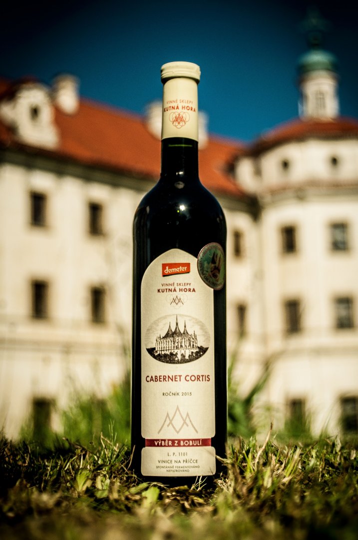 Lahev vína Cabernet Cortis 2015, výběr z bobulí (suché)