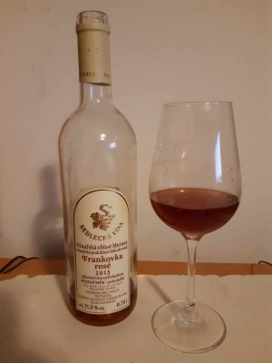Lahev vína Frankovka 2015, pozdní sběr (polosladké)
