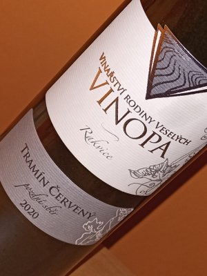 Lahev vína Tramín červený 2020, pozdní sběr (polosuché)