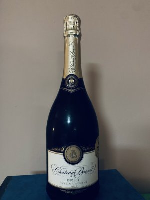 Lahev vína Chateau Bzenec brut 2017, šumivé víno stanovené oblasti (sekt s.o.) (brut)