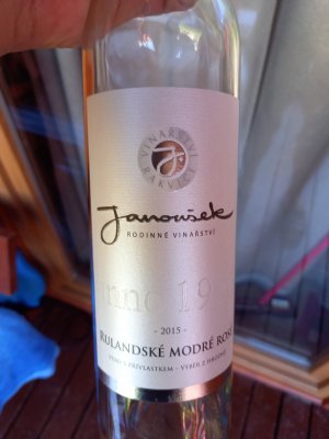 Lahev vína Rulandské modré rosé 2015, výběr z hroznů (suché)