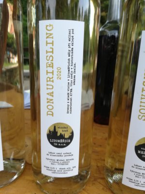 Lahev vína Donauriesling 2020, zemské víno (polosuché)