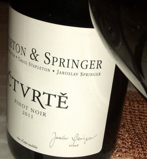 Lahev vína Pinot noir (Čtvrtě) 2011, zemské víno (suché)